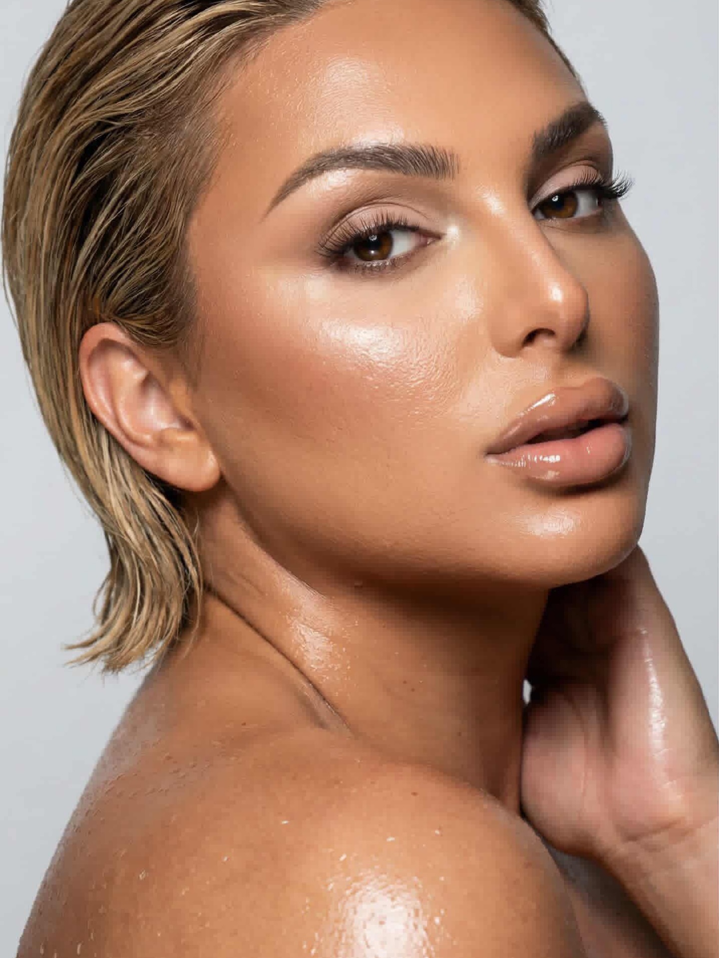 Նաիռա Մովսիսյանի նոր էլեգանտ ու կարմիր կերպարը